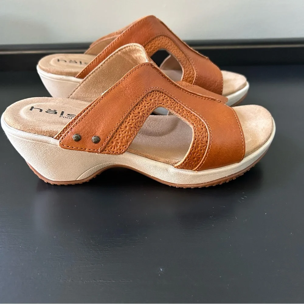 NWOB Halsa Footwear Cassandra Wedge Sandal In Dark Mango, Size 7M